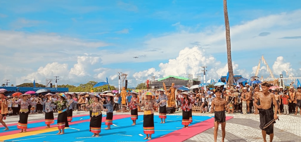 Penampilan Lembaga Adat Dayak Sa’ban dalam Festival Irau ke -11 Kabupaten Malinau.