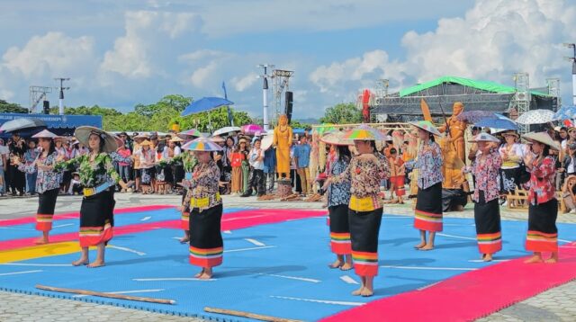Tarian tradisional etnis Dayak Sa’ban yang ditampilkan di Festival Irau ke-11 Malinau.