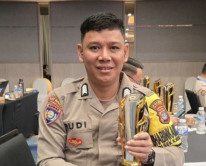 Bripka Rudi Menerima Penghargaan Hoegeng Corner 2025.