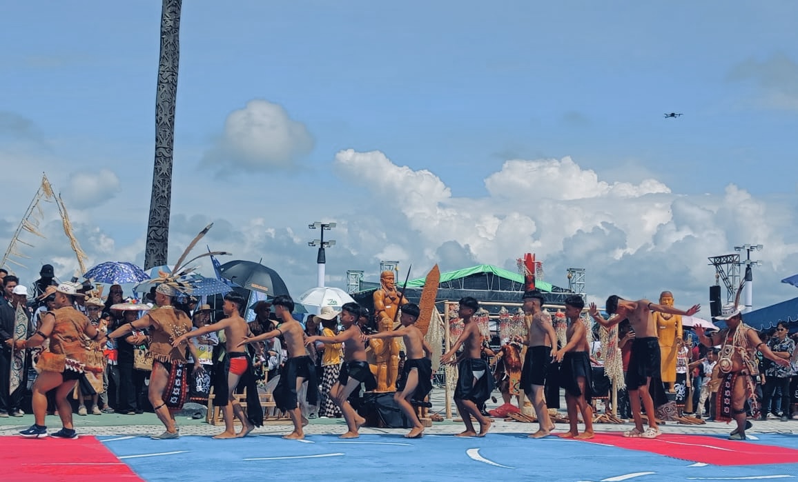 Arang Tawak Atraksi budaya suku Dayak Sa’ban di Festival Irau ke-11 Kabupaten Malinau.