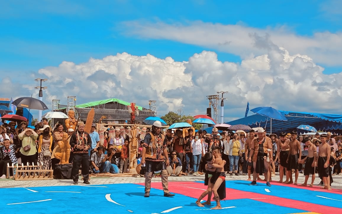 Olahraga tradisional Puwel khas Dayak Sa’ban.