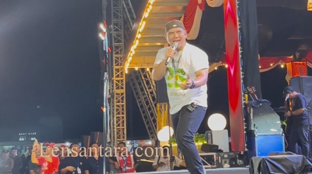 Vocalist Padi mengenakan kaos bertuliskan 11 di bagian punggung dan 26 bagian depan. (Foto: AR).