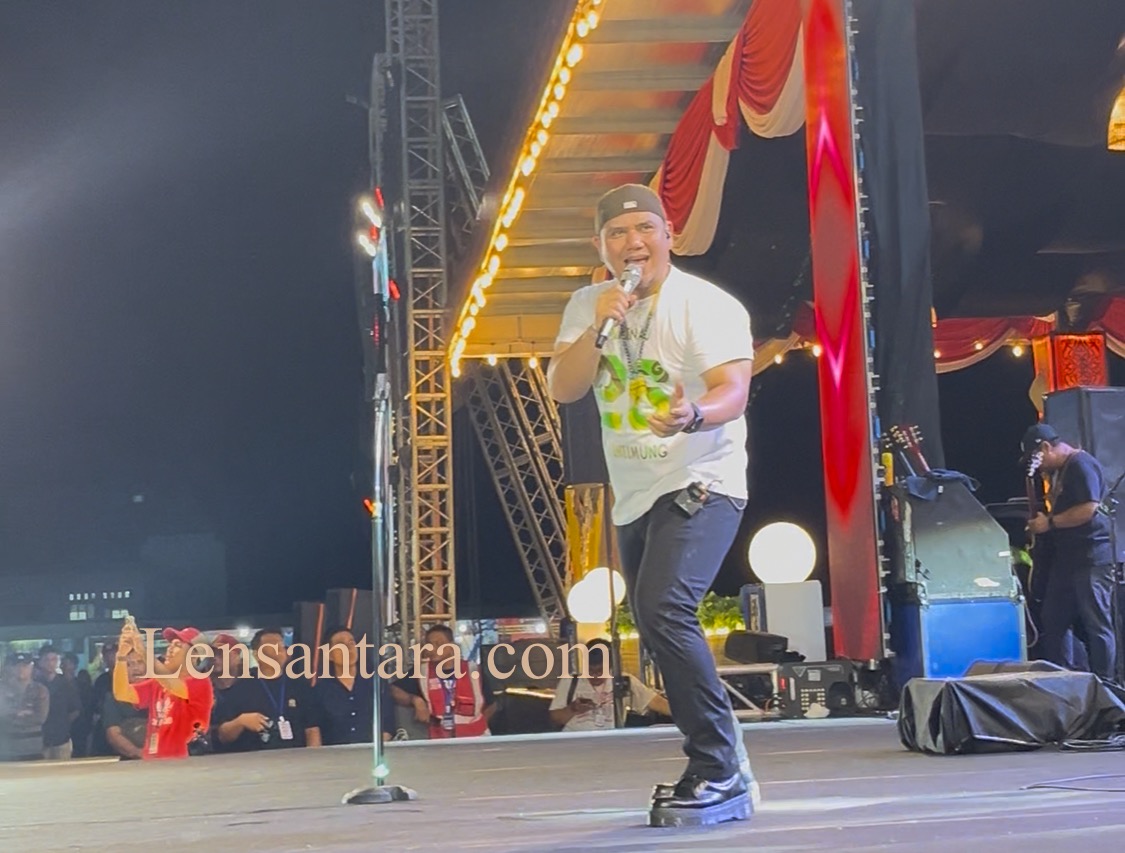 IMG_2696 Vocalist Padi mengenakan kaos bertuliskan 11 di bagian punggung dan 26 bagian depan. (Foto: AR).