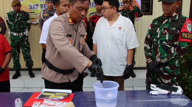Pemusnahan barang bukti sabu di Polres Malinau, Jumat (17/10/2025). (Foto : Humas Polres Malinau).