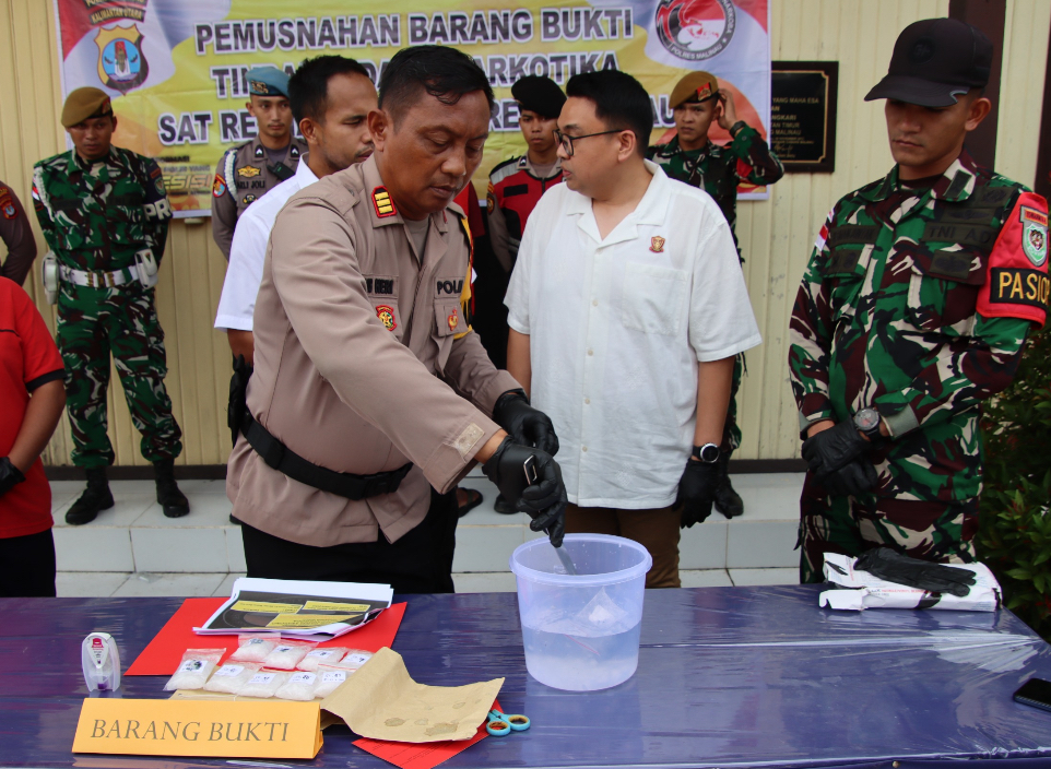 Pemusnahan sabu Pemusnahan barang bukti sabu di Polres Malinau, Jumat (17/10/2025). (Foto : Humas Polres Malinau).