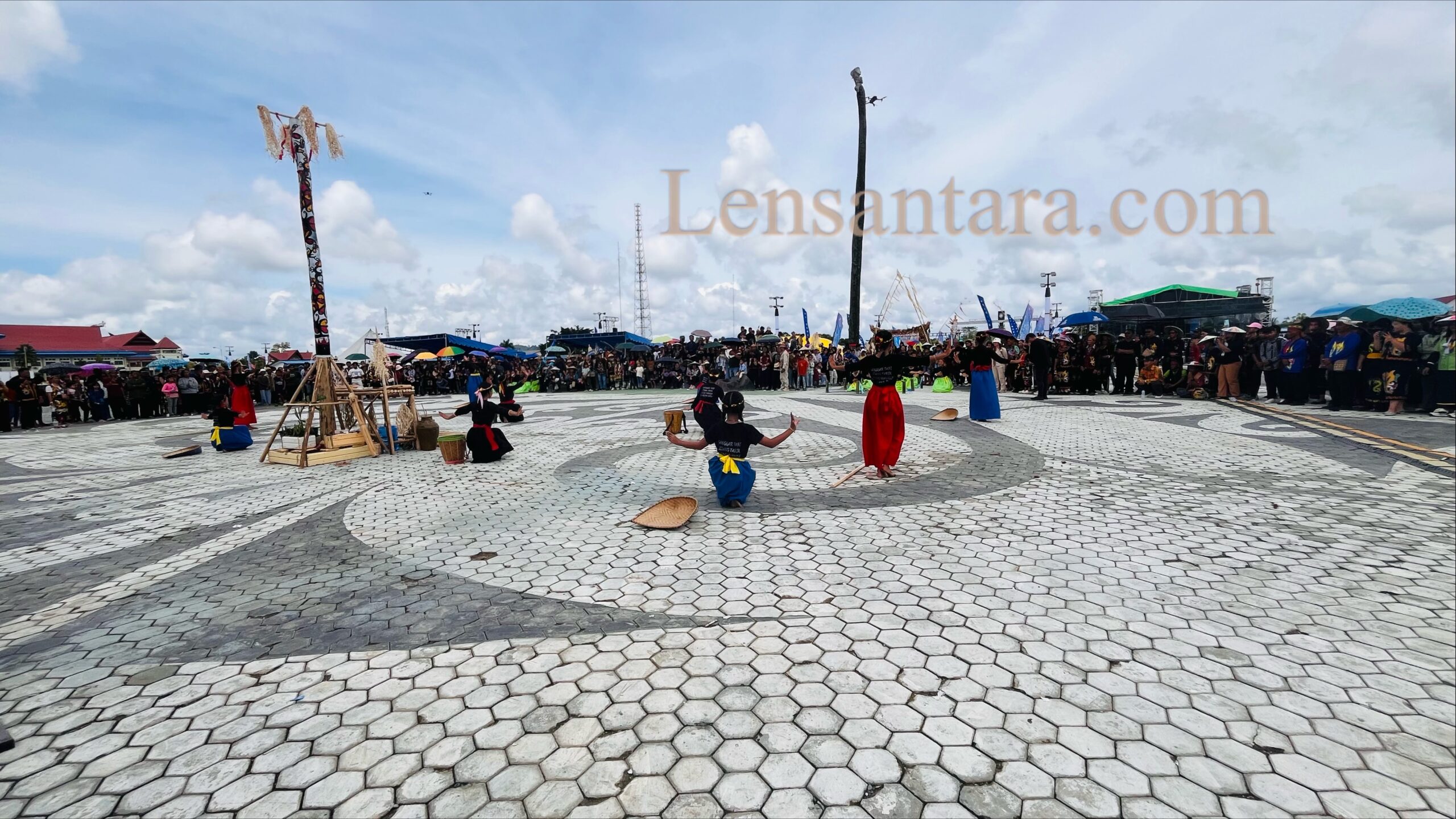 Tarian Kolosal berjudul Dari Rahim Bumi.