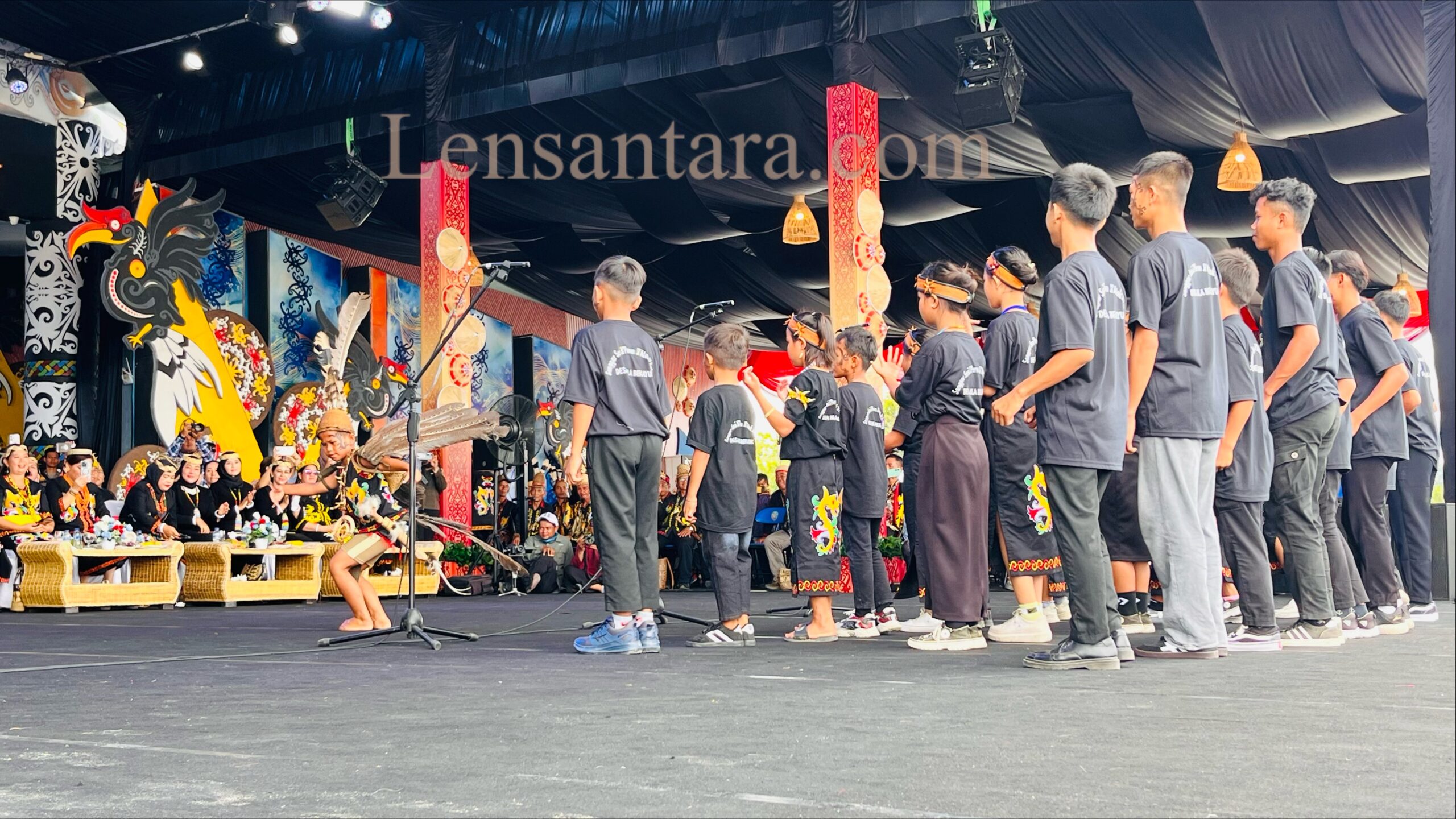 Kelompok paduan suara anak-anak Dayak Punan.