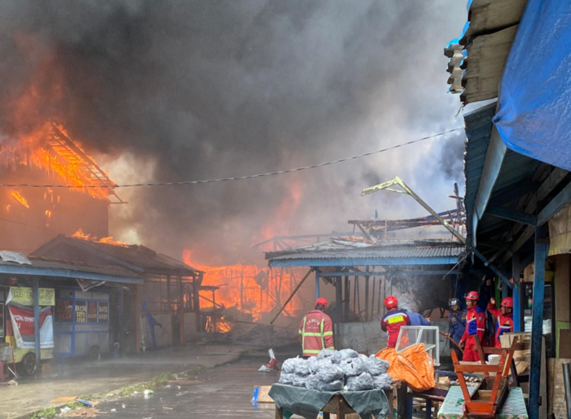 Kebakaran di Pasar Kuliner Pelangi Kabupaten Malinau.