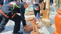 Maluen Apui Leu’ Tradisi menyalakan api secara tradisional dalam atraksi budaya yang ditampilkan etnis Dayak Sa’ban di Festival Irau ke-11 Malinau.