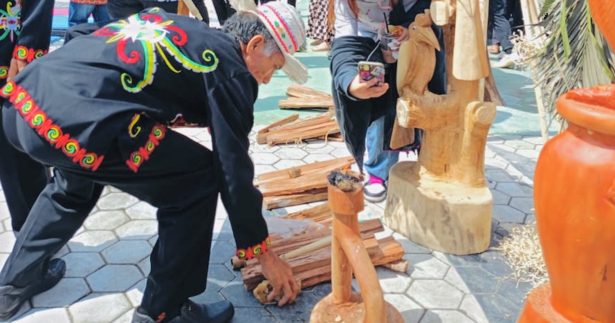 Maluen Apui Leu’ Tradisi menyalakan api secara tradisional dalam atraksi budaya yang ditampilkan etnis Dayak Sa’ban di Festival Irau ke-11 Malinau.