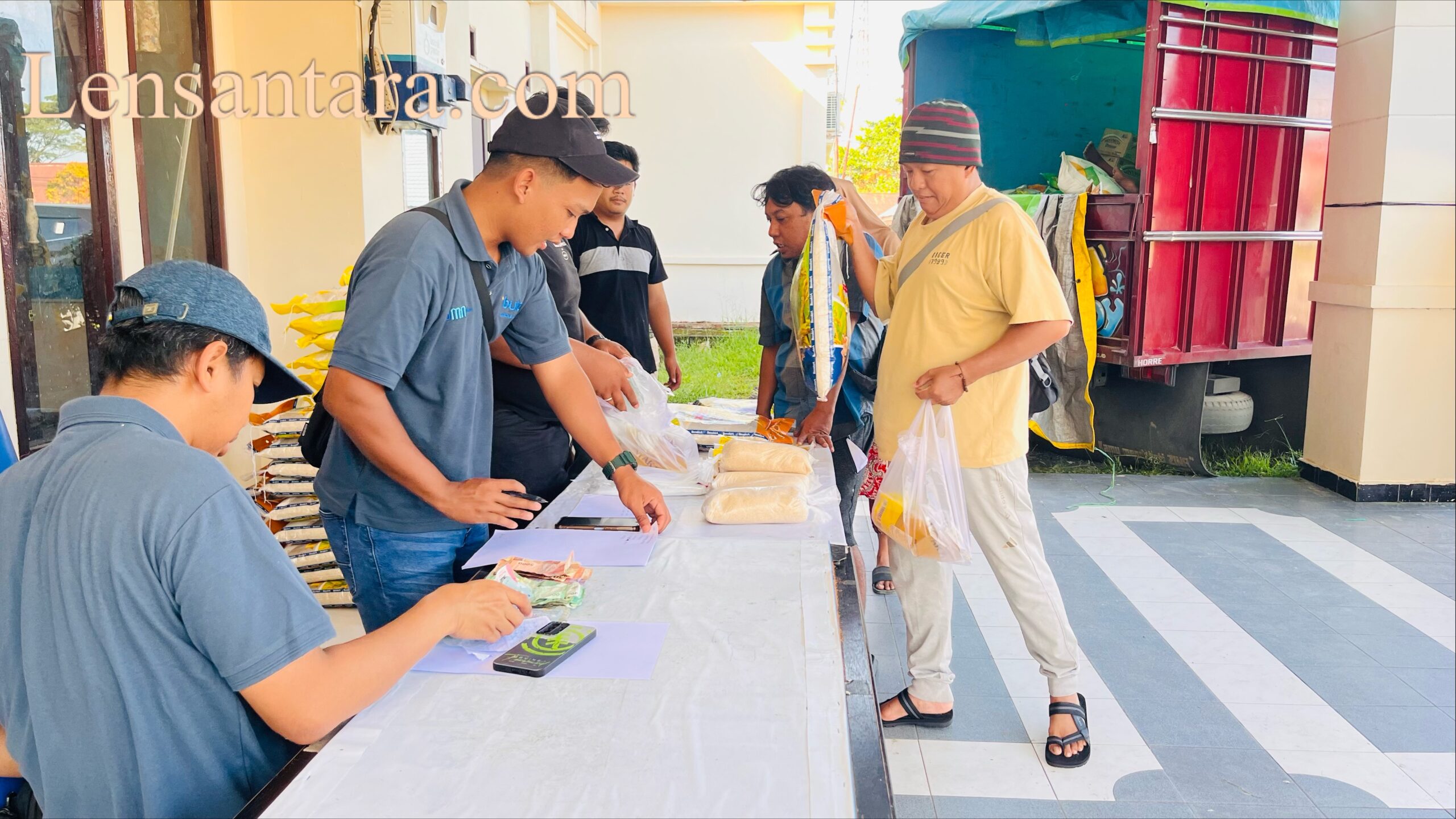 Warga berdatangan ke kantor Camat Malinau Kota untuk mendapatkan pangan dengan harga jauh lebih murah.