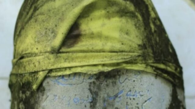 Batu Nisan Makam Panembahan Raja Tua berukir aksara Arab.