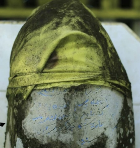 Batu Nisan Makam Panembahan Raja Tua berukir aksara Arab.