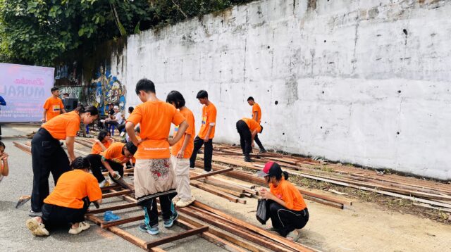 Seniman muda Malinau bersiap membuat mural anti korupsi di kawasan siring beton PDAM pada lomba mural Hakordia 2025.