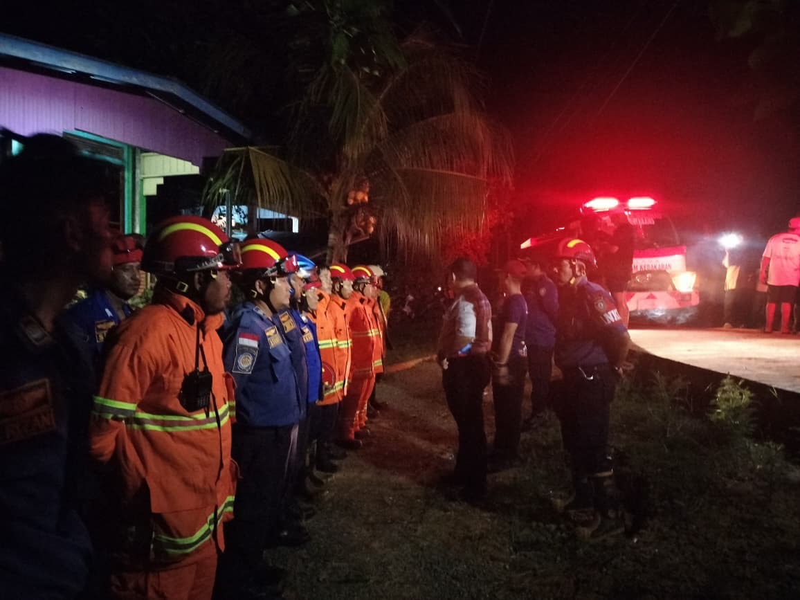 Petugas Damkar Malinau. Petugas Damkar Malinau.