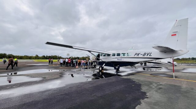 Pesawat perintis Susi Air saat bersiap melayani penumpang di apron Bandara RA Bessing, Malinau.