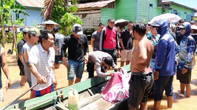 Korban kedua, Kristian Hebert usai dievakuasi warga, Kamis (26/02/26).