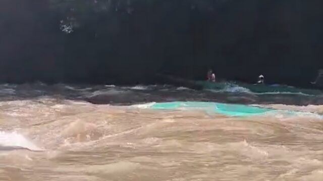 Kondisi perahu karam terbawa arus diambil dari perahu lain yang mengevakuasi para korban.