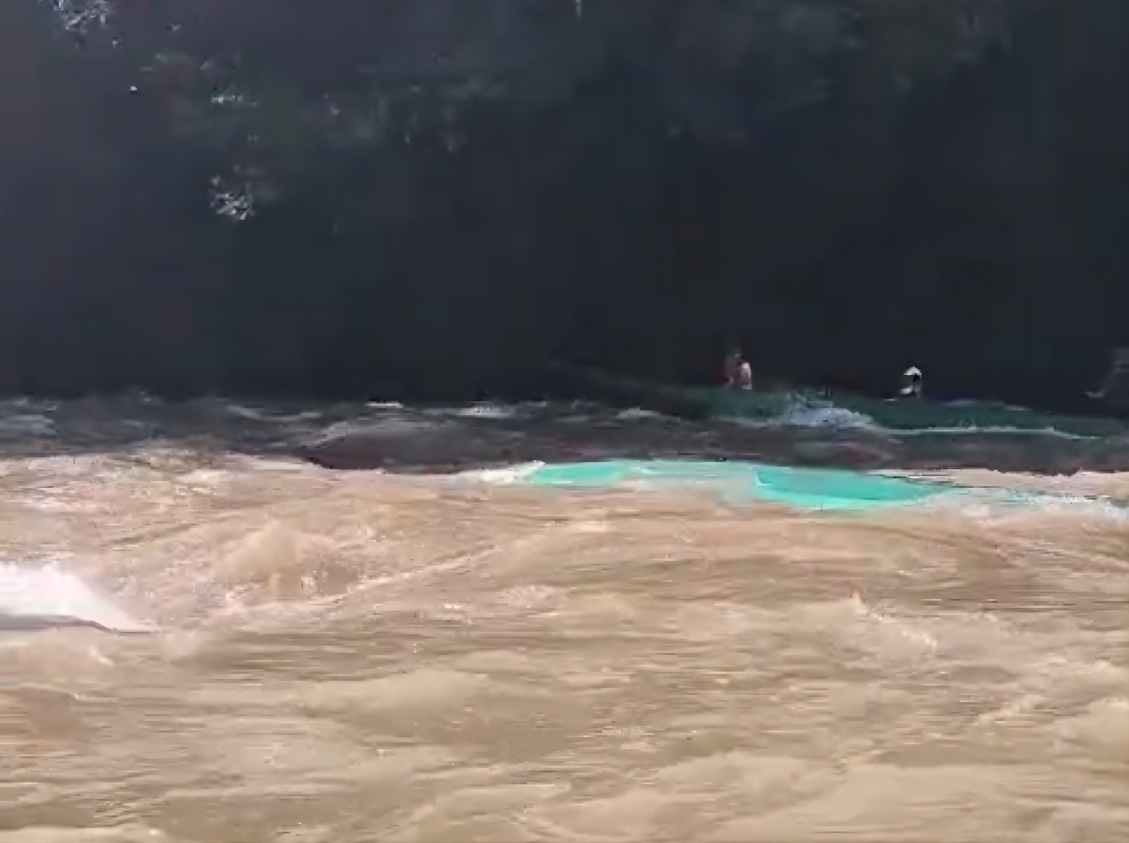 Kondisi perahu karam terbawa arus diambil dari perahu lain yang mengevakuasi para korban.