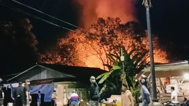 Suasana saat api melahap toko mebel di Desa Pelita Kanaan, Malinau Kota.