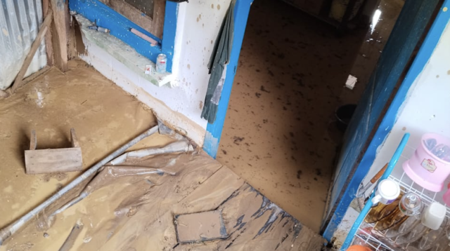 Kondisi rumah korban yang tertimbun material longsor pasca insiden tanah longsor di Desa Long Barang, Mentarang Hulu.