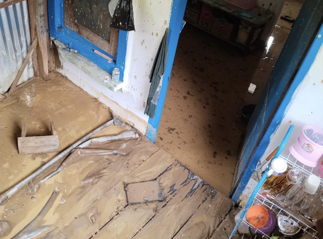 Kondisi rumah korban yang tertimbun material longsor pasca insiden tanah longsor di Desa Long Barang, Mentarang Hulu.