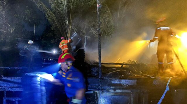 Petugas Damkar Malinau saat menjinakan api dalam insiden kebakaran di RT 08 Desa Malinau Seberang, Kecamatan Malinau Utara, Selasa (24/03/2026).