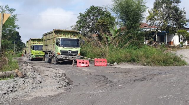 Penutupan jalan hauling di Desa Sempayang.