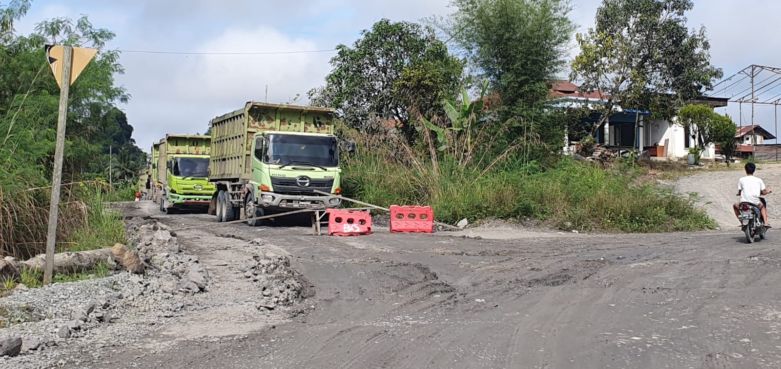 Penutupan jalan hauling di Desa Sempayang.