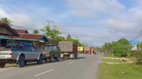 Potret antrean panjang truk angkutan barang di tepi jalan di Malinau Seberang, Kabupaten Malinau. (FOTO: MB)