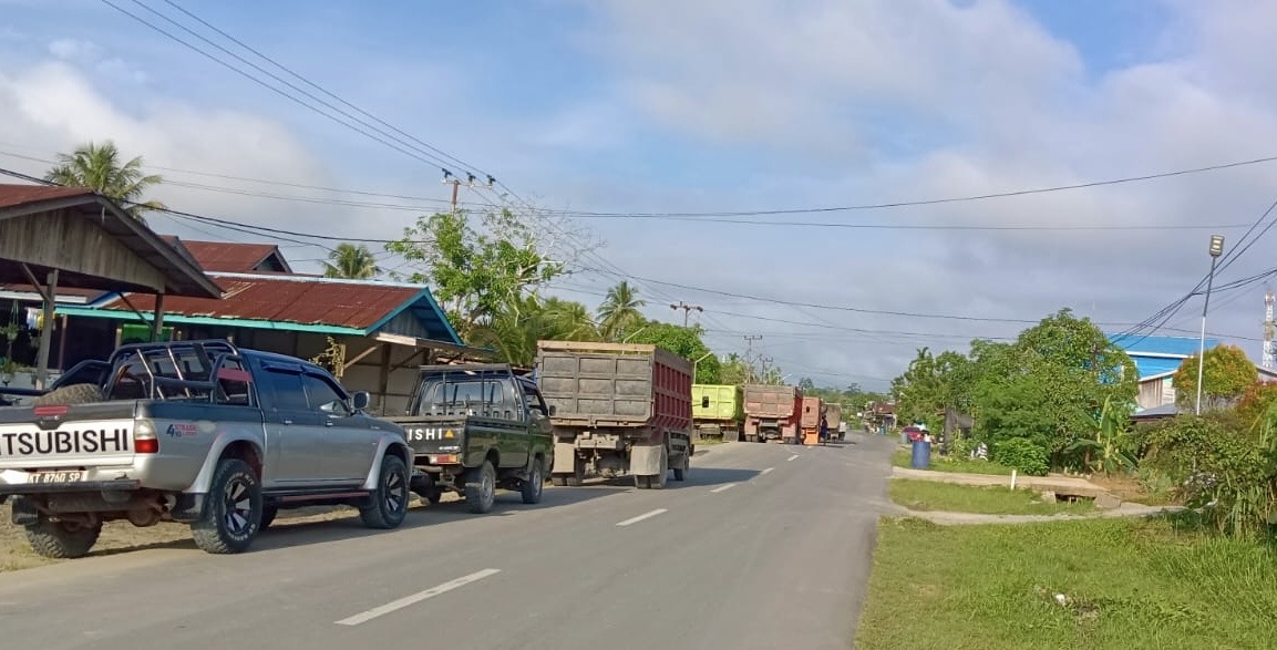 Potret antrean panjang truk angkutan barang di tepi jalan di Malinau Seberang, Kabupaten Malinau. (FOTO: MB)