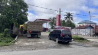Aktivitas pengisian bahan bakar di salah satu SPBU Kabupaten Malinau. Pengurangan kuota BBM bersubsidi oleh BPH Migas memicu penyesuaian operasional pelayanan harian, yang berdampak langsung pada antrean kendaraan angkutan barang dan transportasi lokal.