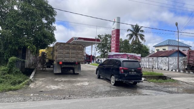Aktivitas pengisian bahan bakar di salah satu SPBU Kabupaten Malinau. Pengurangan kuota BBM bersubsidi oleh BPH Migas memicu penyesuaian operasional pelayanan harian, yang berdampak langsung pada antrean kendaraan angkutan barang dan transportasi lokal.