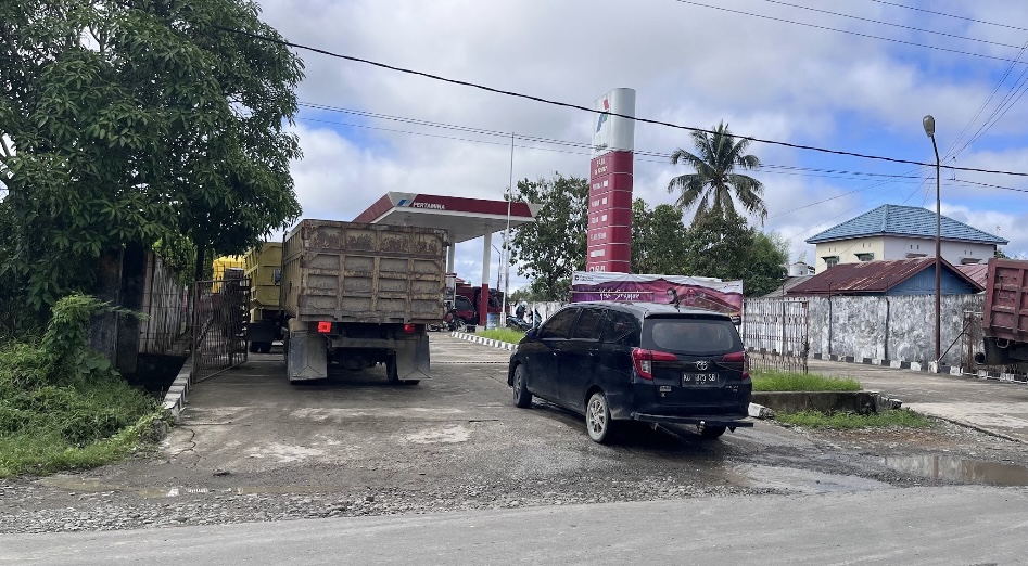 Aktivitas pengisian bahan bakar di salah satu SPBU Kabupaten Malinau. Pengurangan kuota BBM bersubsidi oleh BPH Migas memicu penyesuaian operasional pelayanan harian, yang berdampak langsung pada antrean kendaraan angkutan barang dan transportasi lokal.