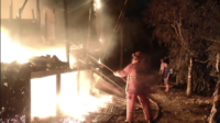 Petugas Damkar Malinau saat memadamkan api dalam insiden kebakaran rumah warga di Desa Pelita Kanaan, Malinau Kota.