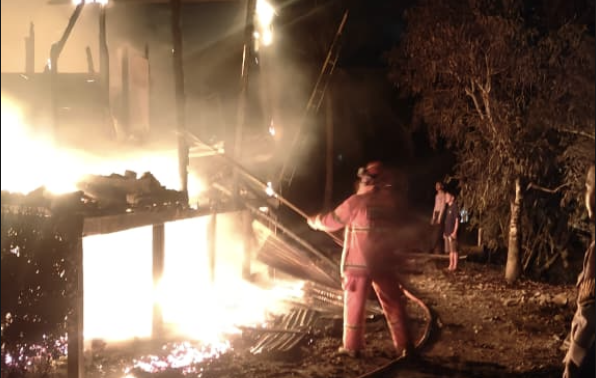 Petugas Damkar Malinau saat memadamkan api dalam insiden kebakaran rumah warga di Desa Pelita Kanaan, Malinau Kota.
