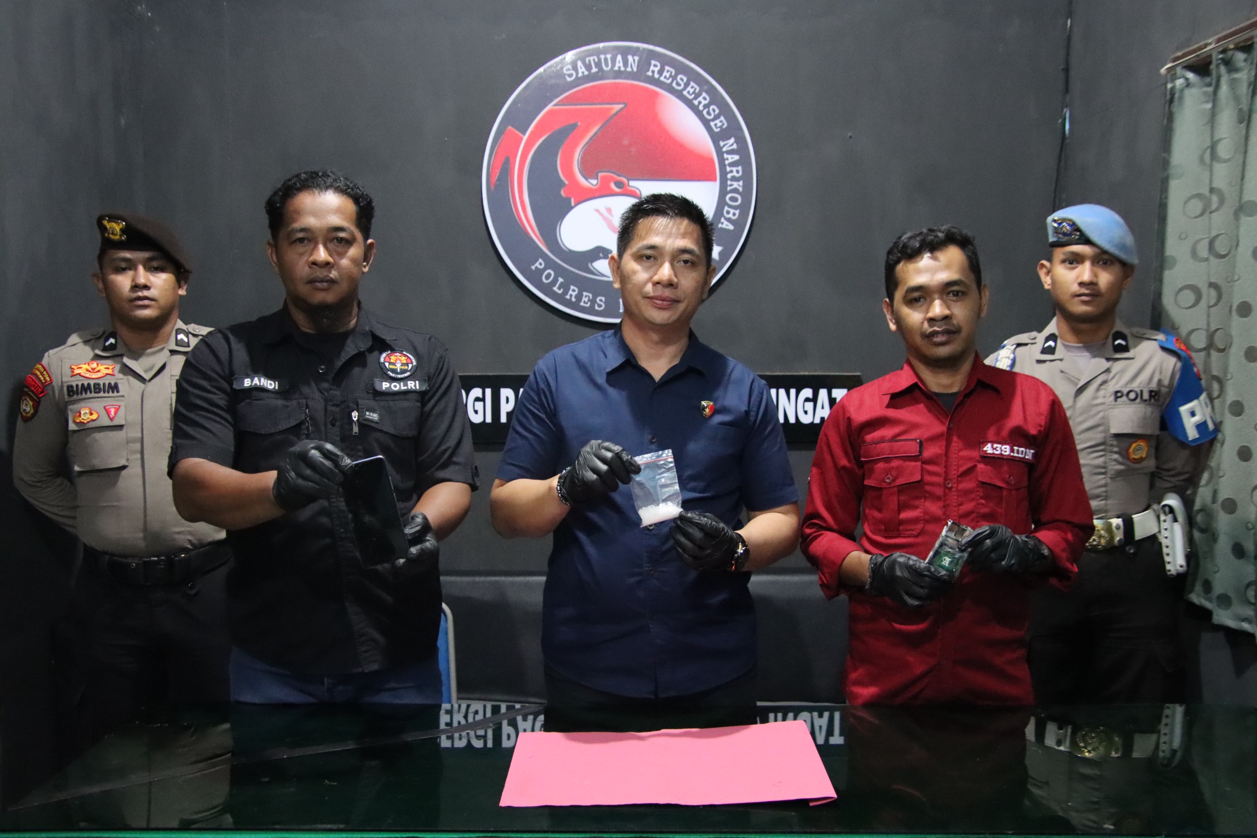 Satresnarkoba Polres Malinau memperlihatkan barang bukti yang diamankan dari terduga pelaku. Satresnarkoba Polres Malinau memperlihatkan barang bukti yang diamankan dari terduga pelaku.