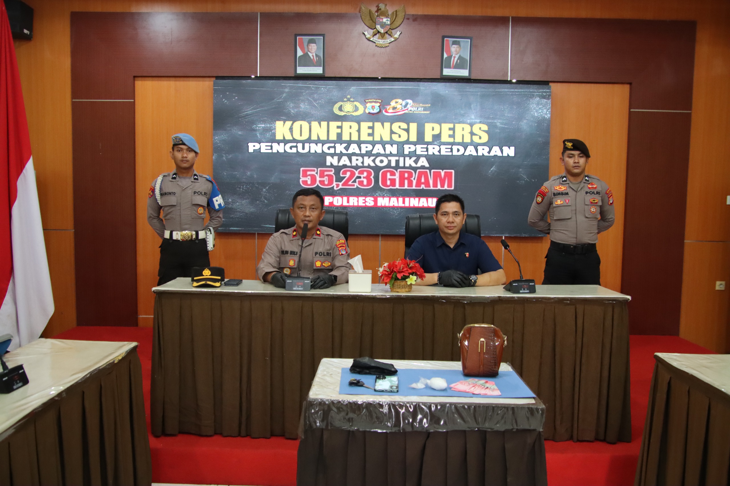 Pihak Polres Malinau saat memperlihatkan barang bukti sabu seberat 55,23 gram hasil tangkapan di jalan hauling Malinau Kota, Senin (15/6/2026). Pihak Polres Malinau saat memperlihatkan barang bukti sabu seberat 55,23 gram hasil tangkapan di jalan hauling Malinau Kota, Senin (15/6/2026).