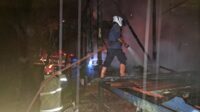 Petugas Damkar Malinau saat penanganan kebakaran.