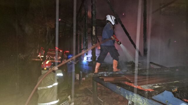Petugas Damkar Malinau saat penanganan kebakaran.