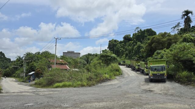 Aksi penutupan jalan hauling PT MA di Desa Sempayang, Kecamatan Malinau Barat, sempat menghentikan aktivitas kendaraan operasional perusahaan pada Jumat (10/7/2026).