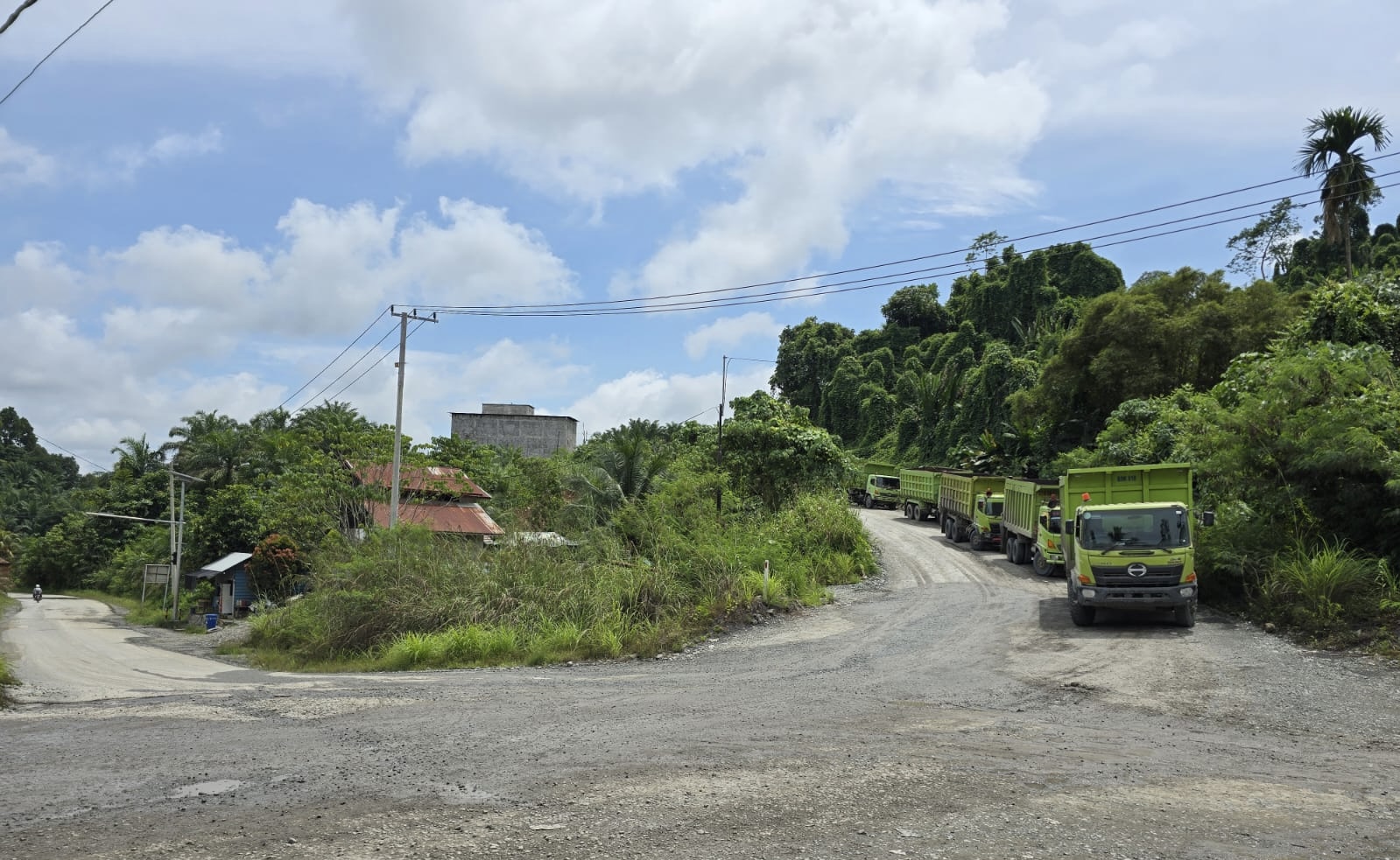Aksi penutupan jalan hauling PT MA di Desa Sempayang, Kecamatan Malinau Barat, sempat menghentikan aktivitas kendaraan operasional perusahaan pada Jumat (10/7/2026).