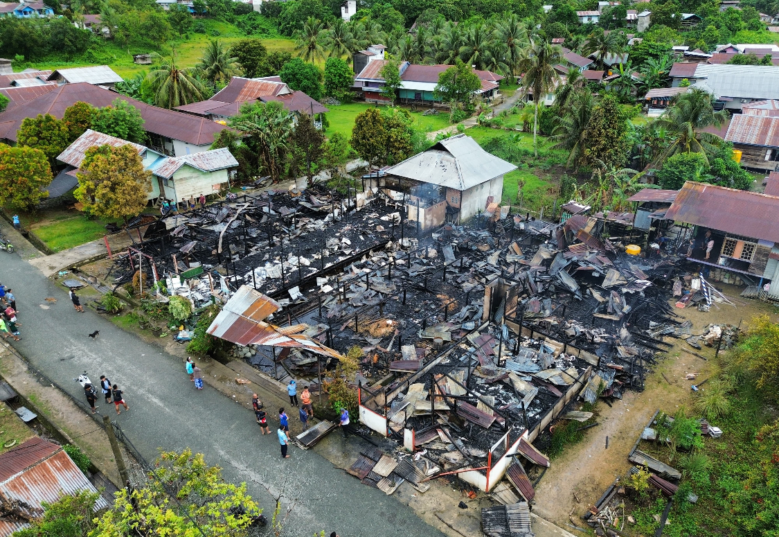 Kondisi rumah para korban pasca insiden kebakaran di RT 07, Desa Pulau Sapi, Kecamatan Mentarang, Senin (20/7/2026) malam.