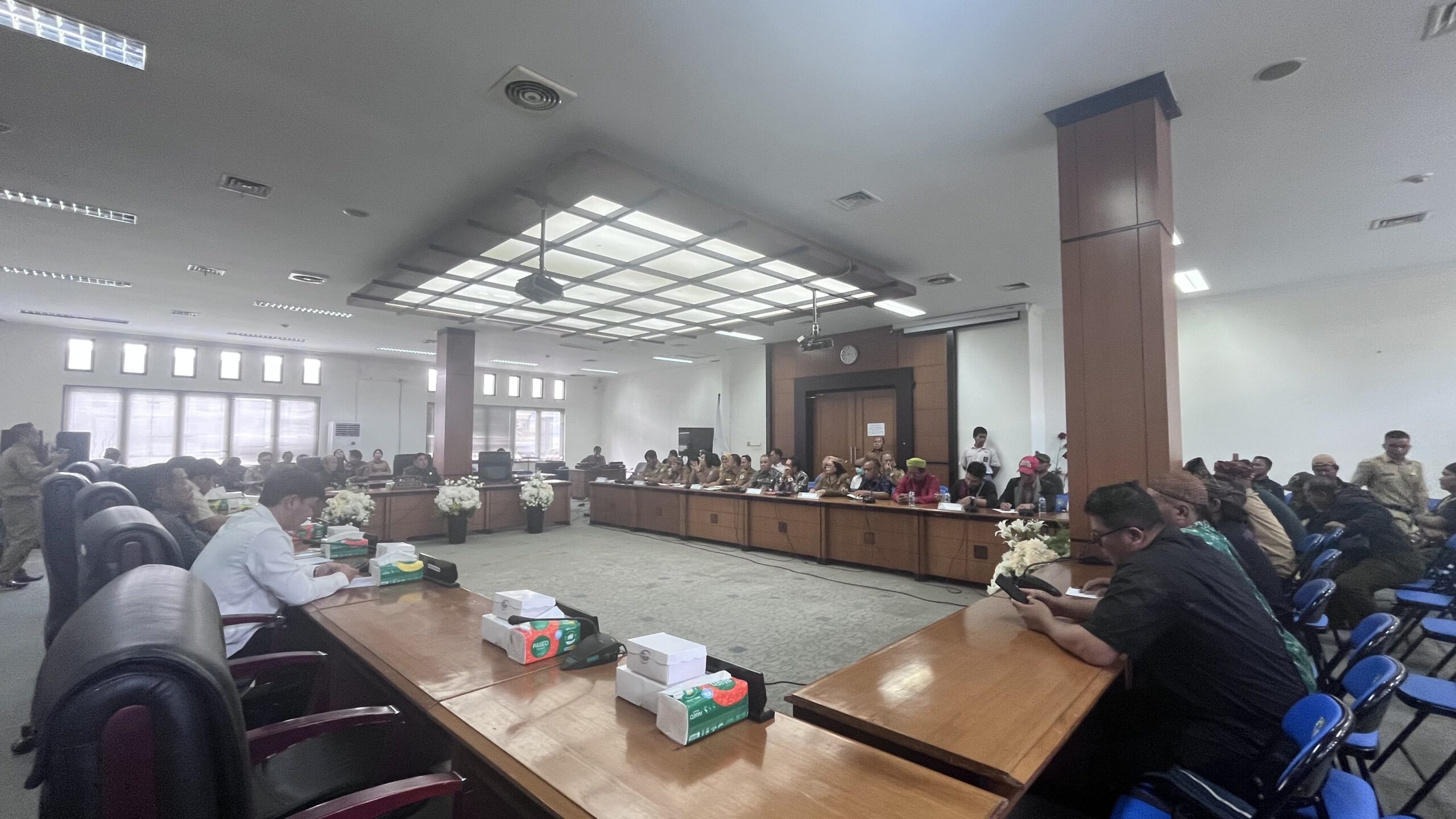 Rapat Dengar Pendapat (RDP) di Ruang Rapat Gabungan Komisi DPRD, Senin (6/7/2026).
