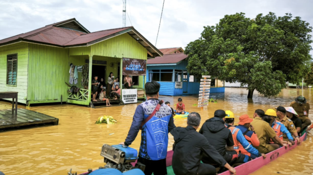 Tinjauan banjir rombongan Bupati Malinau di Desa Belayan, Malinau Utara.