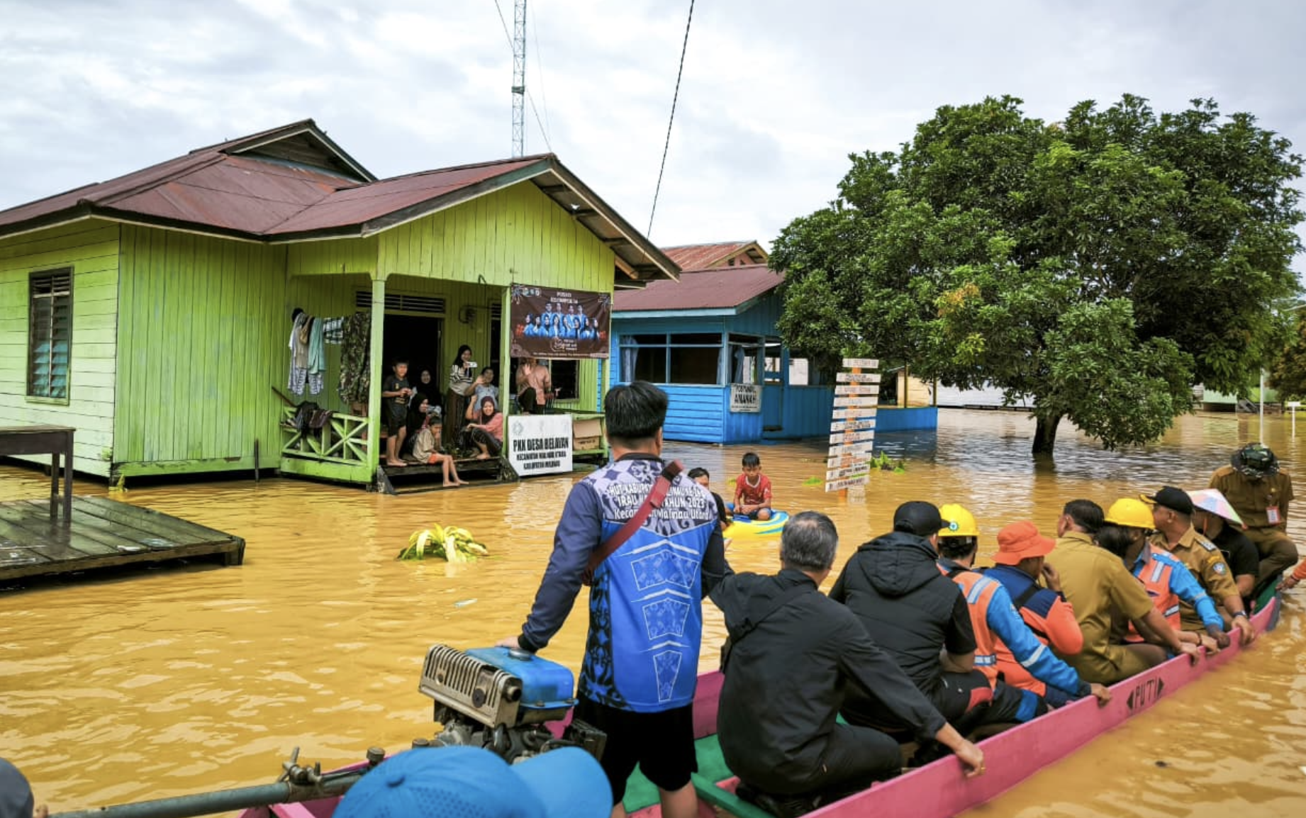 Tinjauan banjir rombongan Bupati Malinau di Desa Belayan, Malinau Utara. Tinjauan banjir rombongan Bupati Malinau di Desa Belayan, Malinau Utara.