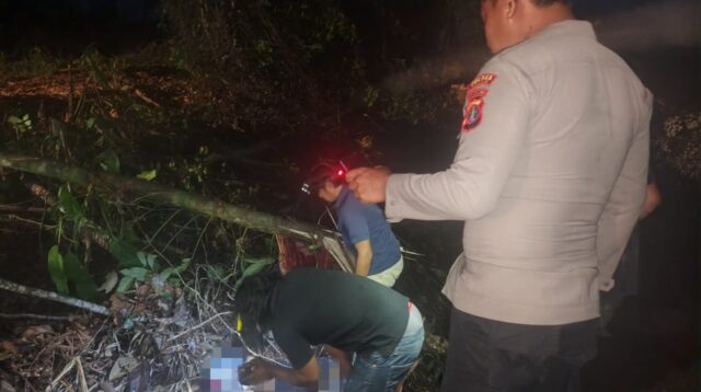 Petugas kepolisian melakukan olah tempat kejadian perkara (TKP) di lokasi kejadian.