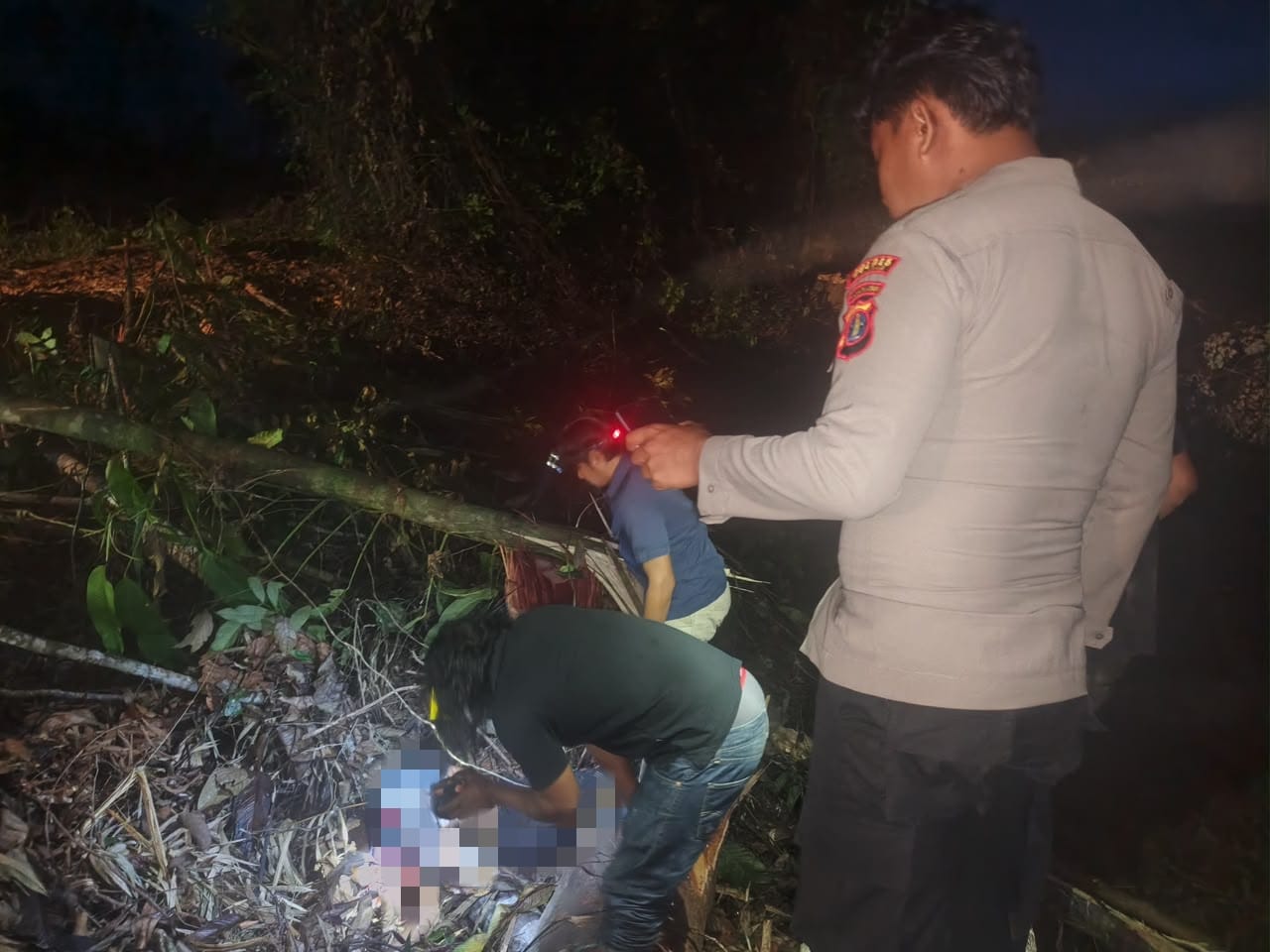Petugas kepolisian melakukan olah tempat kejadian perkara (TKP) di lokasi kejadian.