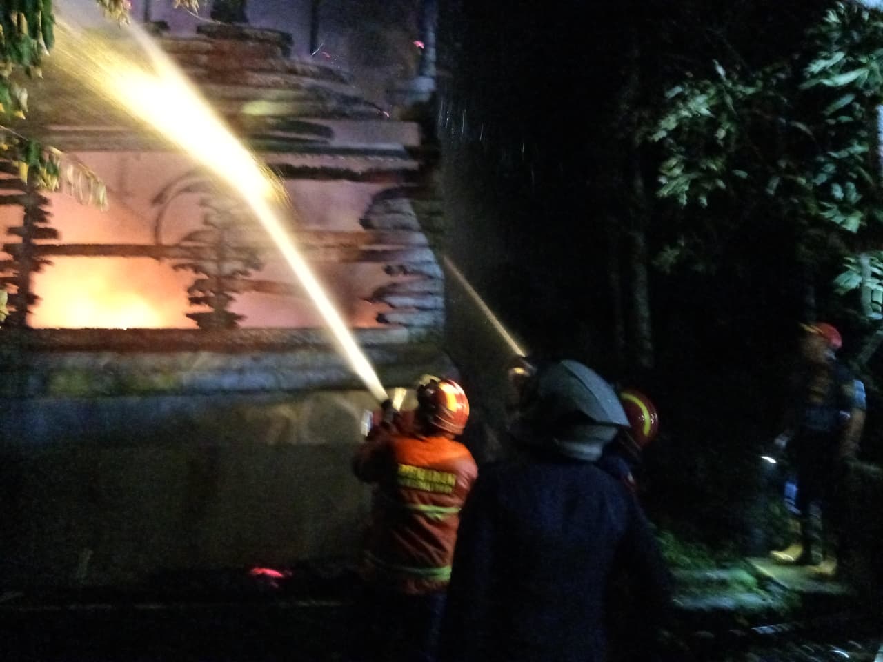 Proses pemadaman kebakaran oleh petugas Damkar Malinau dalam insiden kebakaran rumah walet di Malinau Hulu.