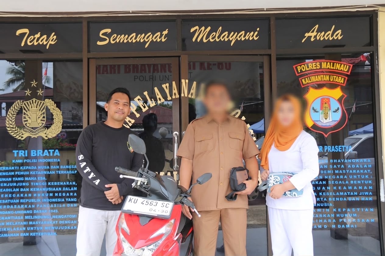 Anggota Reskrim Polsek Malinau Kota bersama korban dan sepeda motor curian yang berhasil ditemukan. Anggota Reskrim Polsek Malinau Kota bersama korban dan sepeda motor curian yang berhasil ditemukan.